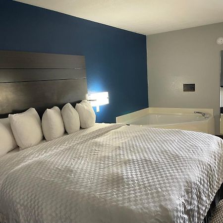Clairmont Inn & Suites - Warren Екстериор снимка