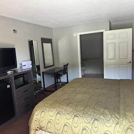 Clairmont Inn & Suites - Warren Екстериор снимка