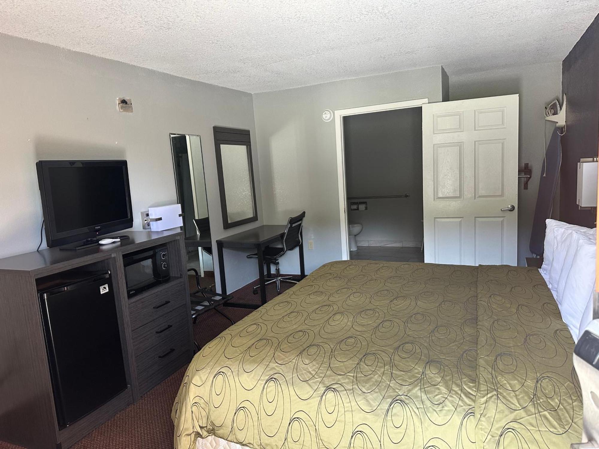 Clairmont Inn & Suites - Warren Екстериор снимка