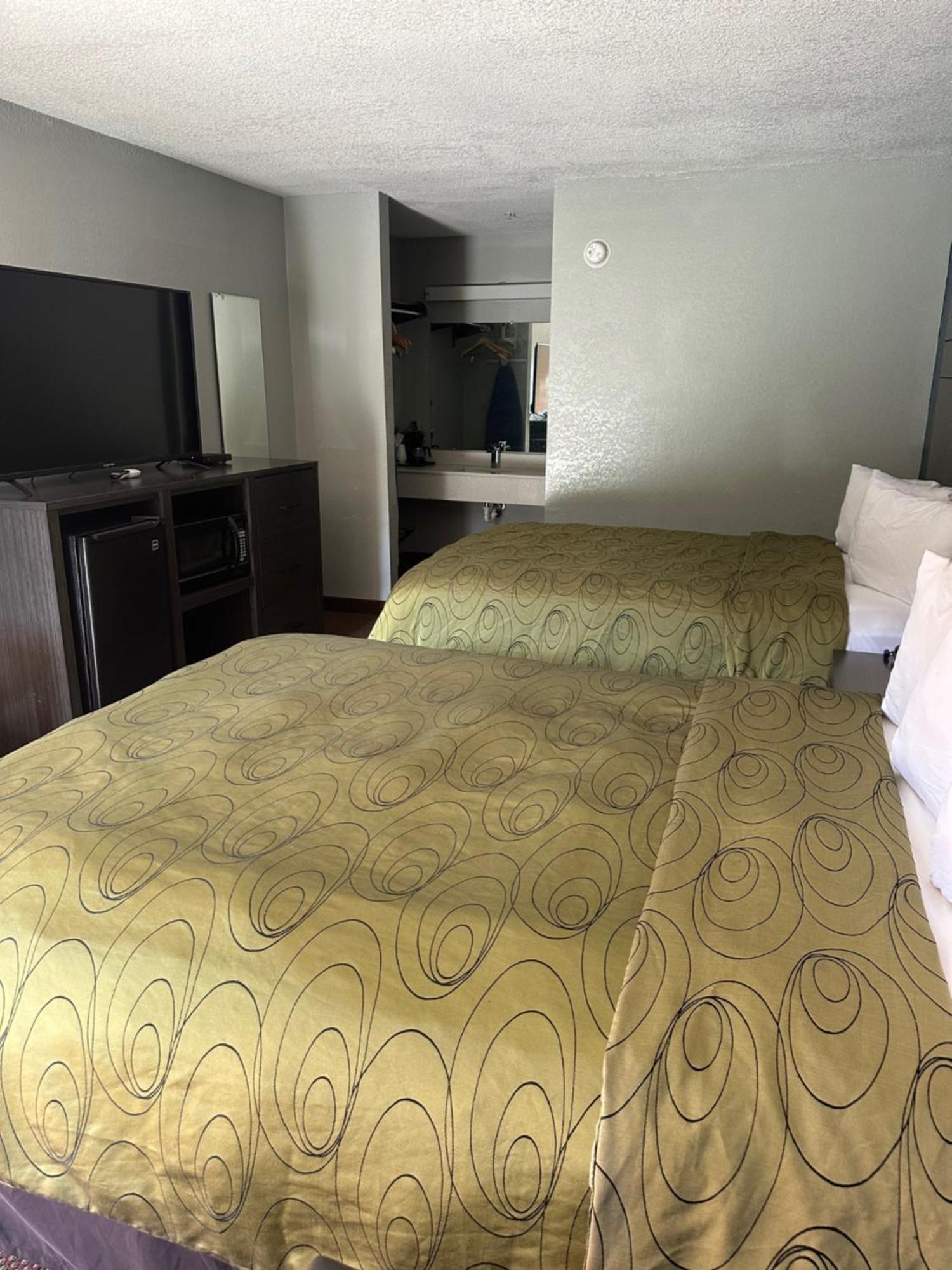 Clairmont Inn & Suites - Warren Екстериор снимка