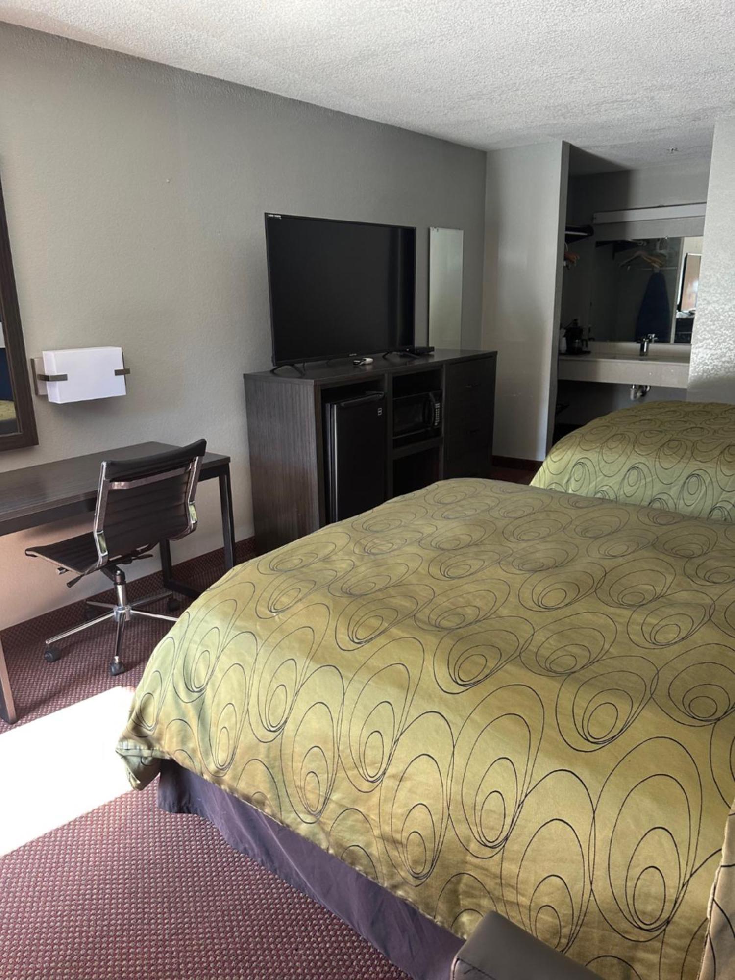 Clairmont Inn & Suites - Warren Екстериор снимка