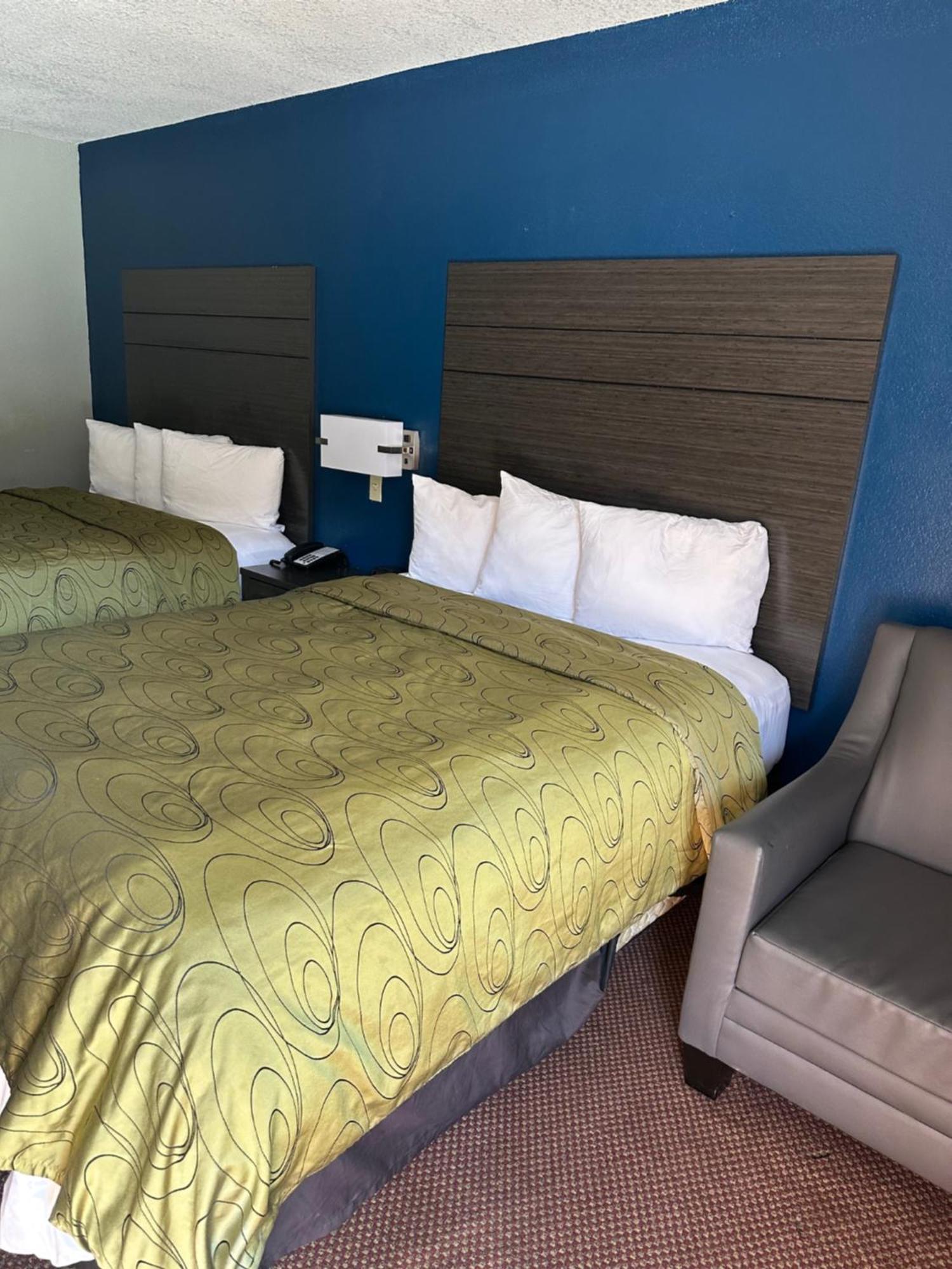 Clairmont Inn & Suites - Warren Екстериор снимка